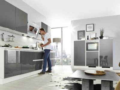 Lesklá moderní bezúchytová kuchyně Susann v šedé barvě