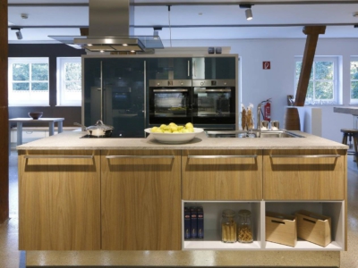 Moderní kuchyně Darina a Gloriette v petrolejové a dekoru dřeva s prostorným ostrůvkem